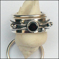 Handgemaakte zilveren ring met goud en granaat Flower Power met 2 Amigas van flamencosieraden.nl