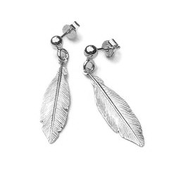 Zilveren oorhangers veren
