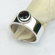 Handgemaakte zilveren ring met granaat van flamencosieraden.nl