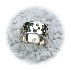 Handgemaakte zilveren design ring Carnaval van flamencosieraden.nl