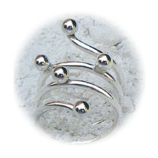 Handgemaakte zilveren design ring met ballen van goudsmidsatelier Flamenco
