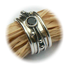 Handgemaakte zilveren ring met goud en granaat Flower Power met 2 Amigas van flamencosieraden.nl