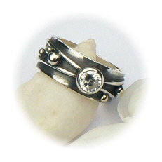 Handgemaakte zilveren ring met goud en zirkonia Flower Power van flamencosieraden.nl