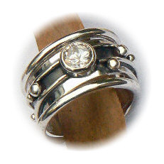 Handgemaakte zilveren ring met goud en zirkonia Flower Power met 2 Amigas van flamencosieraden.nl