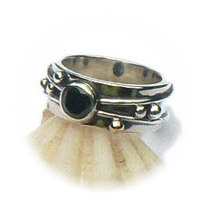 Handgemaakte zilveren ring met goud en zwarte zirkonia Flower Power van flamencosieraden.nl