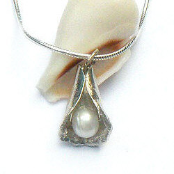 Handgemaakte zilveren hanger Inocencia van flamencosieraden.nl