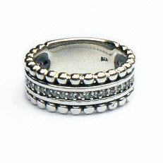 Zilveren ring met pareldraad randen en in het midden geklemde zirkonia rondom