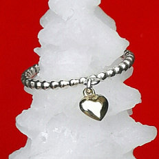 Handgemaakte zilveren pareldraad ring met 14 krt. geelgouden hartje