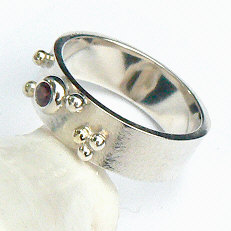 Handgemaakte zilveren ring met goud Sueño met granaat van flamencosieraden