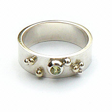 Handgemaakte zilveren ring met goud en peridoot Sueño van flamencosieraden