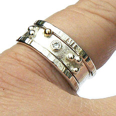 Handgemaakte zilveren ringen met gouden bol by Flamenco