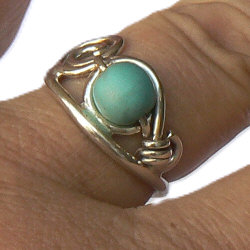 Handgemaakte sierlijke ring met ronde turkoois by Flamenco