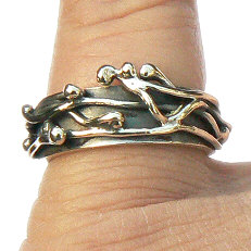 Handgemaakte zilveren ring met versiering op stevige scheen by Flamenco