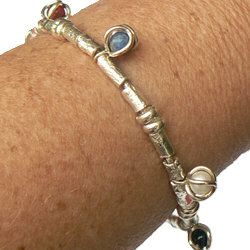 Handgemaakte zilveren armband met edelstenen by Flamenco