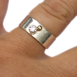 Handgemaakte zilveren ring met een touch of gold by Flamenco