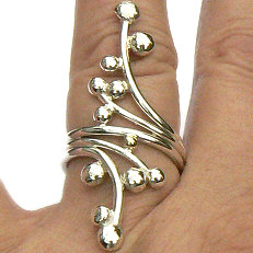 Aparte lange handgemaakte zilveren ring met bolletjes by Flamenco edelsmid