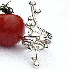 Aparte lange handgemaakte zilveren ring met bolletjes by Flamenco edelsmid