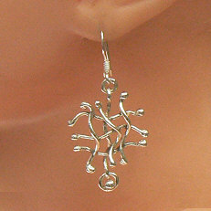 Aparte handgemaakte zilveren oorhangers met bengelend cirkelballetje by Flamenco