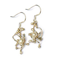 Handgemaakte zilveren oorhangers met parels van edelsmid Flamenco El cariño