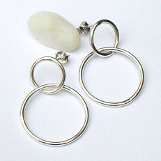 Moderne zilveren oorstekers met massieve ringen