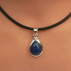 Detail zilveren lapis lazuli hanger peervorm