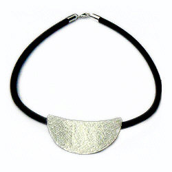 Zilveren collier rubber met grote bewerkte hanger