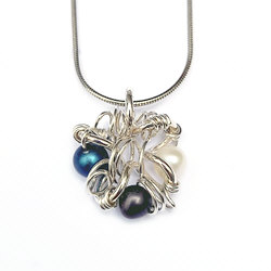 Handgemaakte zilveren Flamenco hanger met 2 zwarte parels en 1 witte parel