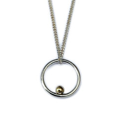 Subtiel halssieraadje voor elke dag! Handgemaakt in eigen atelier. Modern handmade silver pendant with gold by Flamenco.