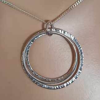 Handgemaakt modern zilveren collier met grote ringen by Flamenco