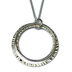 Handgemaakt modern zilveren collier met grote ringen by Flamenco