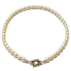 Zilveren wit parelcollier met grote siersluiting