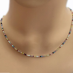 Zilveren collier edelstenen kleuren mix om hals