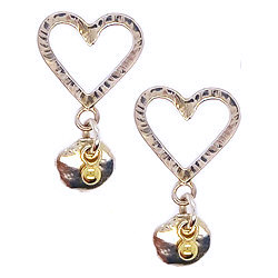 Mooie handgemaakte zilveren hart oorstekers met bungelend sieraadje aan de onderkant van zilver met goud by Flamenco