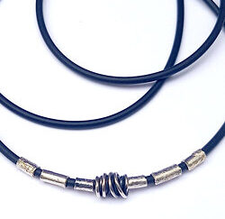 Zilveren collier rubber met schuif buisjes detail