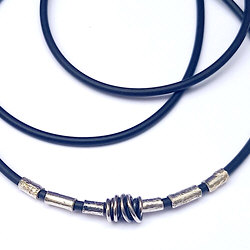 Zilveren collier rubber met schuif buisjes detail
