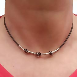 Rubbersnoer met handgemaakte zilveren bedels detail by Flamenco