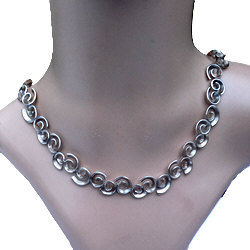 Massief zilveren collier met bijzondere schakels