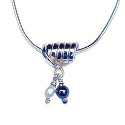 Klein handgemaakt zilveren hangertje Chiquito van Flamenco met pareltje en hematiet