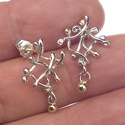 Handgemaakte zilveren oorstekers met gouden druppel Gota de oro by Flamenco