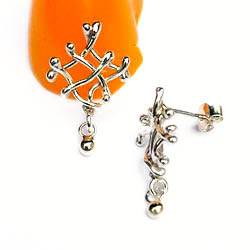 Handgemaakte zilveren oorstekers met gouden druppel Gota de oro by Flamenco