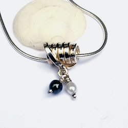 Klein handgemaakt zilveren hangertje Chiquito van Flamenco met pareltje en hematiet