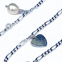 Zilveren enkelbandje met hartjes en parels