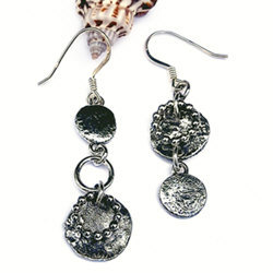 Handgemaakte ongelijke geoxideerde zilveren oorhangers met oorhaken handmade by Flamenco Holland
