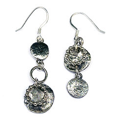 Unieke handgemaakte ongelijke geoxideerde zilveren oorhangers met oorhaken handmade by Flamenco Holland