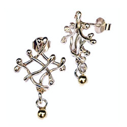 Handgemaakte zilveren oorstekers met gouden druppel Gota de oro by Flamenco