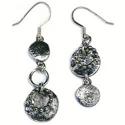 Handgemaakte ongelijke geoxideerde zilveren oorhangers met oorhaken handmade by Flamenco Holland