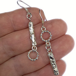 Unieke handgemaakte zilveren oorhangers van pareldraad en gesmolten zilver