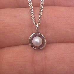 Handgemaakt zilveren hangertje met zoetwaterparel