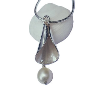 Handgemaakte zilveren hanger met parel Viva la vida van atelier Flamenco 2015 2026