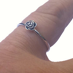 Zilveren stapelring met roosje